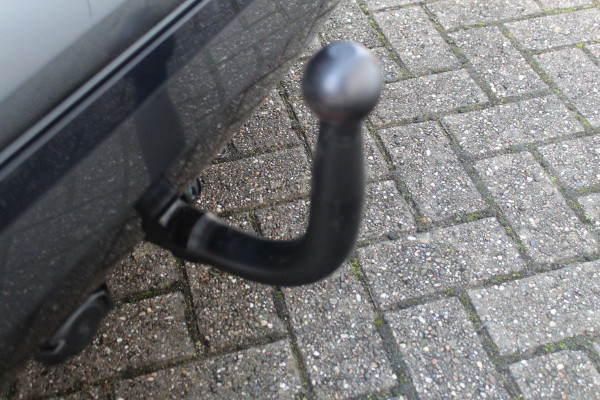 BMW 2 Serie Active Tourer 218i-140pk Executive Edition AUTOMAAT ! Uiterst nette, erg luxe en goed onderhouden hoogzitter. Autm. airco, metallic lak, trekhaak, cruise control, HUD, LED verl., elektr. achterklep, navigatie, telefoonvoorb., LM wielen+all season banden rondom