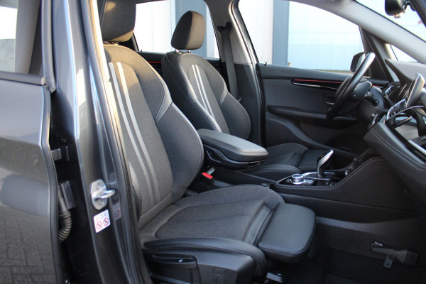 BMW 2 Serie Active Tourer 218i-140pk Executive Edition AUTOMAAT ! Uiterst nette, erg luxe en goed onderhouden hoogzitter. Autm. airco, metallic lak, trekhaak, cruise control, HUD, LED verl., elektr. achterklep, navigatie, telefoonvoorb., LM wielen+all season banden rondom