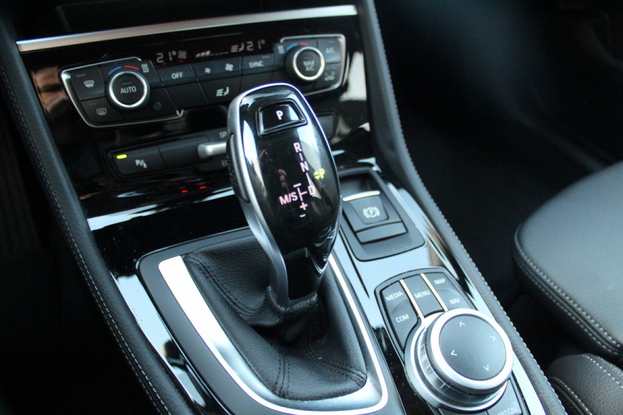 BMW 2 Serie Active Tourer 218i-140pk Executive Edition AUTOMAAT ! Uiterst nette, erg luxe en goed onderhouden hoogzitter. Autm. airco, metallic lak, trekhaak, cruise control, HUD, LED verl., elektr. achterklep, navigatie, telefoonvoorb., LM wielen+all season banden rondom