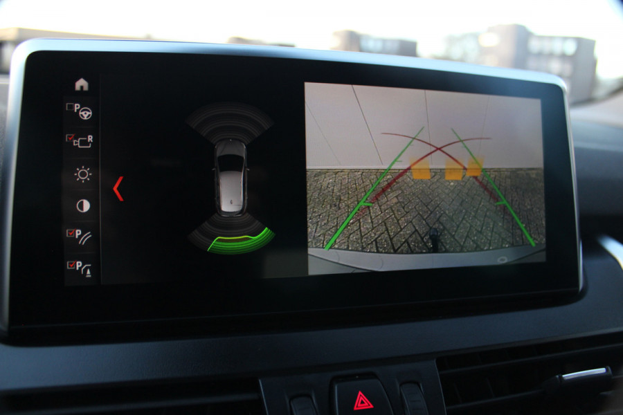 BMW 2 Serie Active Tourer 218i-140pk Executive Edition AUTOMAAT ! Uiterst nette, erg luxe en goed onderhouden hoogzitter. Autm. airco, metallic lak, trekhaak, cruise control, HUD, LED verl., elektr. achterklep, navigatie, telefoonvoorb., LM wielen+all season banden rondom