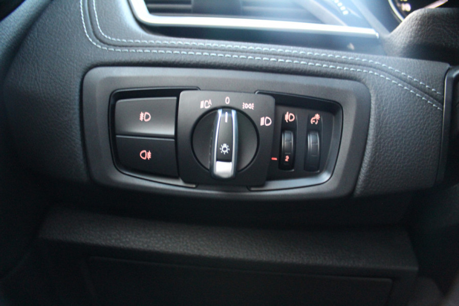 BMW 2 Serie Active Tourer 218i-140pk Executive Edition AUTOMAAT ! Uiterst nette, erg luxe en goed onderhouden hoogzitter. Autm. airco, metallic lak, trekhaak, cruise control, HUD, LED verl., elektr. achterklep, navigatie, telefoonvoorb., LM wielen+all season banden rondom