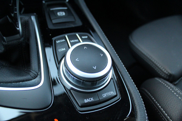 BMW 2 Serie Active Tourer 218i-140pk Executive Edition AUTOMAAT ! Uiterst nette, erg luxe en goed onderhouden hoogzitter. Autm. airco, metallic lak, trekhaak, cruise control, HUD, LED verl., elektr. achterklep, navigatie, telefoonvoorb., LM wielen+all season banden rondom