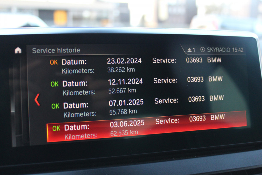 BMW 2 Serie Active Tourer 218i-140pk Executive Edition AUTOMAAT ! Uiterst nette, erg luxe en goed onderhouden hoogzitter. Autm. airco, metallic lak, trekhaak, cruise control, HUD, LED verl., elektr. achterklep, navigatie, telefoonvoorb., LM wielen+all season banden rondom