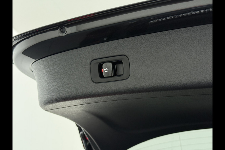Mercedes-Benz GLC 300 e 4MATIC AMG Line | Pano Trekhaak Memory Digital