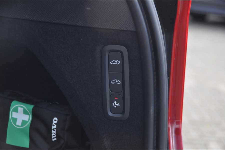 Volvo XC90 T8 455PK Long range Recharge AWD Ultimate Bright Google infotaiment/ Adaptieve cruise control/ Bowers en Wilkins/ Panoramadak/ Luchtvering/ 22” velgen/ BLIS/ Trekhaak/ Stoel en stuurwielverwarming/ Parkeersensoren met 360 Camera/ Elektrische stoelen met geheugen/ Apple carplay/ Keyless entry/ Head up display