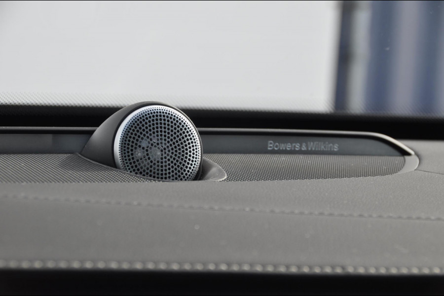 Volvo XC90 T8 455PK Long range Recharge AWD Ultimate Bright Google infotaiment/ Adaptieve cruise control/ Bowers en Wilkins/ Panoramadak/ Luchtvering/ 22” velgen/ BLIS/ Trekhaak/ Stoel en stuurwielverwarming/ Parkeersensoren met 360 Camera/ Elektrische stoelen met geheugen/ Apple carplay/ Keyless entry/ Head up display