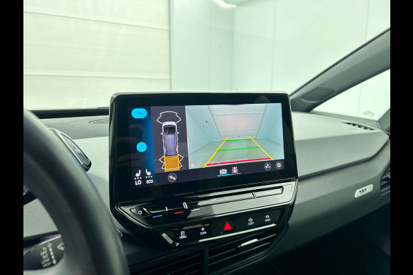 Volkswagen ID.3 First Plus 58 kWh | Navigatie | Apple Carplay/Android Auto | Camera | Parkeersensoren | Adaptive Cruise Control | Full LED Matrix | Stoel- en stuurverwarming | Lichtmetalen velgen | Climate Control