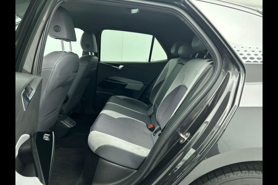 Volkswagen ID.3 First Plus 58 kWh | Navigatie | Apple Carplay/Android Auto | Camera | Parkeersensoren | Adaptive Cruise Control | Full LED Matrix | Stoel- en stuurverwarming | Lichtmetalen velgen | Climate Control