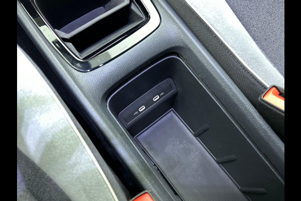 Volkswagen ID.3 First Plus 58 kWh | Navigatie | Apple Carplay/Android Auto | Camera | Parkeersensoren | Adaptive Cruise Control | Full LED Matrix | Stoel- en stuurverwarming | Lichtmetalen velgen | Climate Control