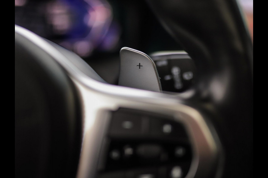 BMW 3 Serie Touring 320d xDrive High Executive | M-Sport | Camera | Trekhaak | Pano | Keyless