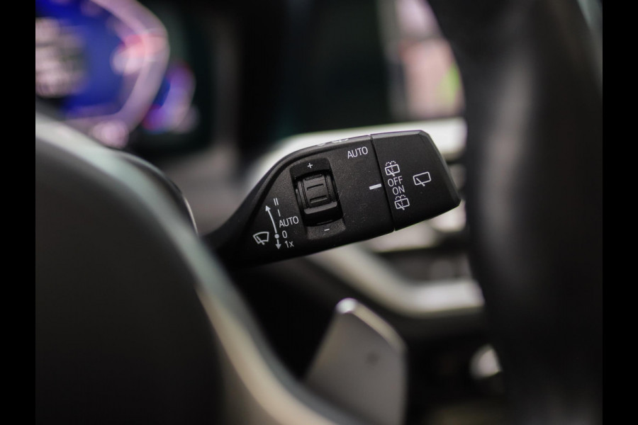 BMW 3 Serie Touring 320d xDrive High Executive | M-Sport | Camera | Trekhaak | Pano | Keyless