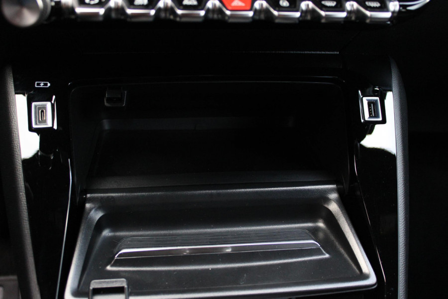 Peugeot 2008 1.2 100PK ALLURE PACK | NAVIGATIE | ACHTERUITRIJ CAMERA | APPLE CARPLAY/ANDROID AUTO | LICHTMETALEN VELGEN 17" | CRUISE CONTROL | LED KOPLAMPEN | DAB+ RADIO |