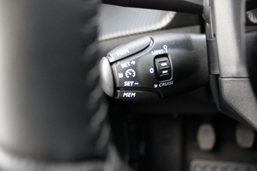 Peugeot 2008 1.2 100PK ALLURE PACK | NAVIGATIE | ACHTERUITRIJ CAMERA | APPLE CARPLAY/ANDROID AUTO | LICHTMETALEN VELGEN 17" | CRUISE CONTROL | LED KOPLAMPEN | DAB+ RADIO |