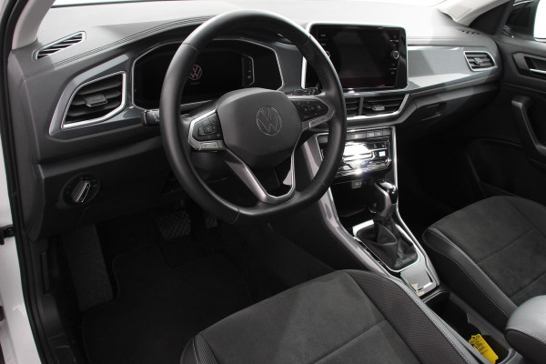 Volkswagen T-Roc 1.5 TSI 150pk DSG Style | Navigatie | Apple Carplay/Android Auto | Parkeersensoren | Camera | Adaptive Cruise Control | Park Assist | Stoel- en stuurverwarming | Elektrische achterklep | LED-koplampen