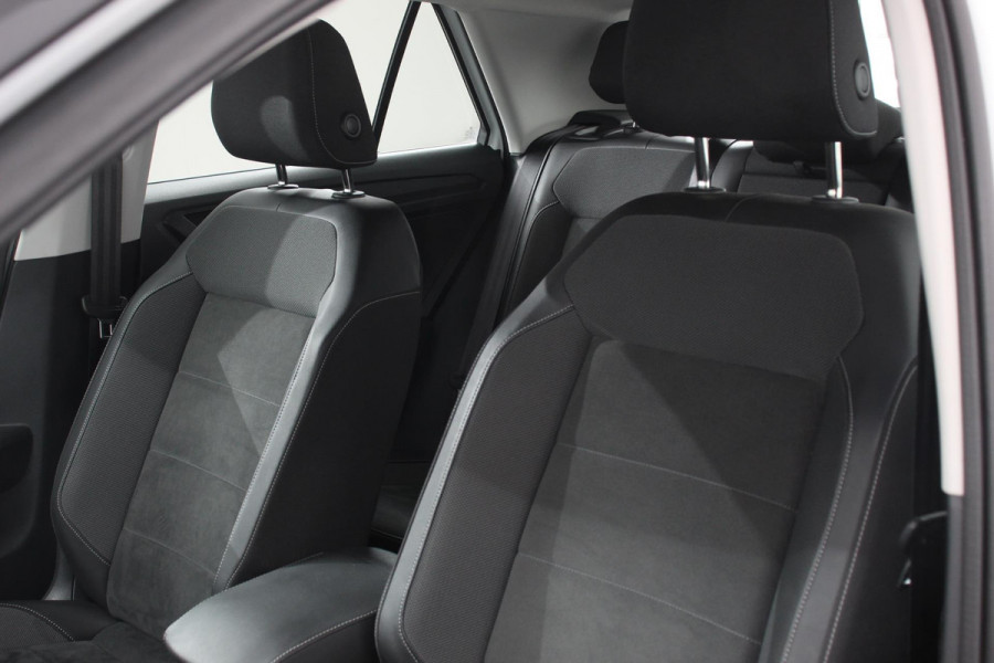 Volkswagen T-Roc 1.5 TSI 150pk DSG Style | Navigatie | Apple Carplay/Android Auto | Parkeersensoren | Camera | Adaptive Cruise Control | Park Assist | Stoel- en stuurverwarming | Elektrische achterklep | LED-koplampen
