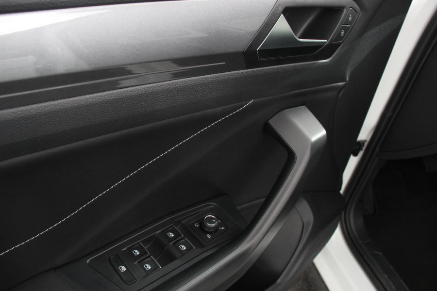 Volkswagen T-Roc 1.5 TSI 150pk DSG Style | Navigatie | Apple Carplay/Android Auto | Parkeersensoren | Camera | Adaptive Cruise Control | Park Assist | Stoel- en stuurverwarming | Elektrische achterklep | LED-koplampen