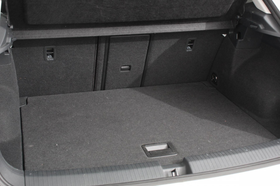 Volkswagen T-Roc 1.5 TSI 150pk DSG Style | Navigatie | Apple Carplay/Android Auto | Parkeersensoren | Camera | Adaptive Cruise Control | Park Assist | Stoel- en stuurverwarming | Elektrische achterklep | LED-koplampen