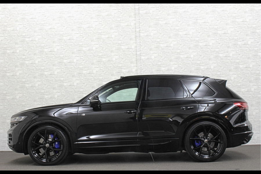 Volkswagen Touareg R 3.0 TSI 462PK E-Hybrid | Luchtvering | Puglia-Leder | Panorama | DYN-Audio | Massage | Ventilatie | ACC | Trekhaak | Nachtzicht | Head-Up | Ergo-Comfort | 22" | Keyless-Entry | Memory | 4-Zone Clima | ISO-Glas | Stoelverwarming V+A | Dodehoek | Standkachel | Carplay | Draadloos Laden |