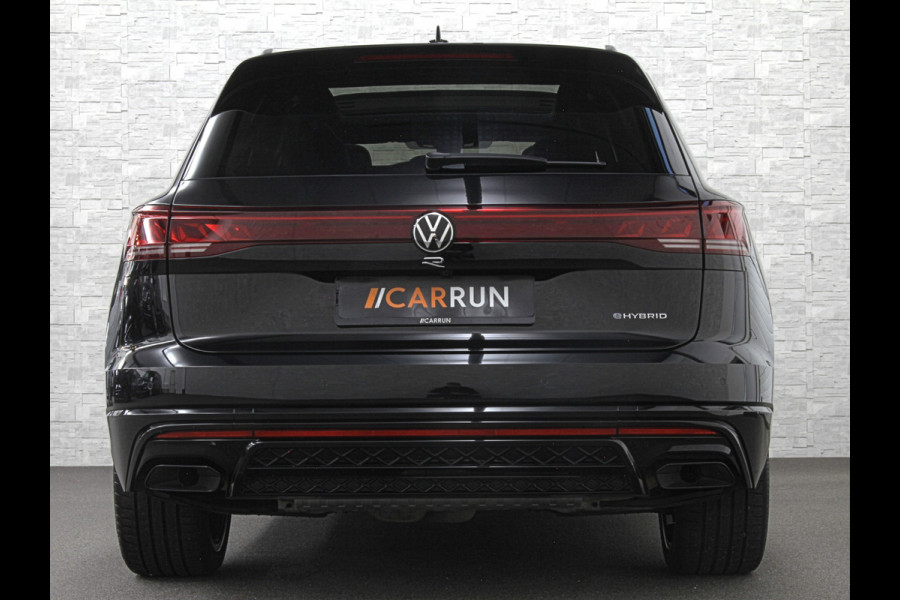 Volkswagen Touareg R 3.0 TSI 462PK E-Hybrid | Luchtvering | Puglia-Leder | Panorama | DYN-Audio | Massage | Ventilatie | ACC | Trekhaak | Nachtzicht | Head-Up | Ergo-Comfort | 22" | Keyless-Entry | Memory | 4-Zone Clima | ISO-Glas | Stoelverwarming V+A | Dodehoek | Standkachel | Carplay | Draadloos Laden |