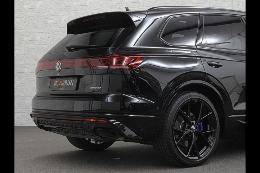 Volkswagen Touareg R 3.0 TSI 462PK E-Hybrid | Luchtvering | Puglia-Leder | Panorama | DYN-Audio | Massage | Ventilatie | ACC | Trekhaak | Nachtzicht | Head-Up | Ergo-Comfort | 22" | Keyless-Entry | Memory | 4-Zone Clima | ISO-Glas | Stoelverwarming V+A | Dodehoek | Standkachel | Carplay | Draadloos Laden |