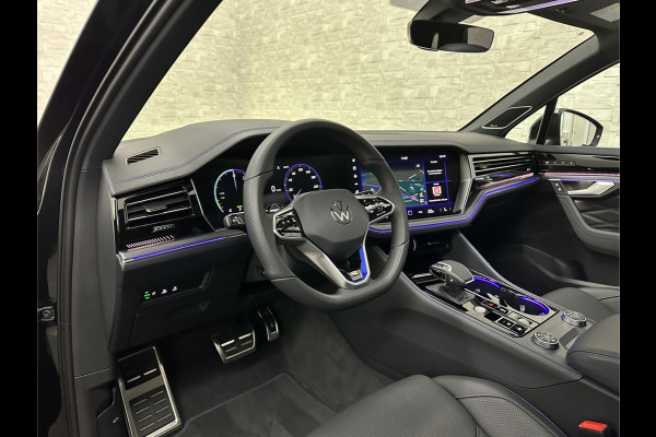 Volkswagen Touareg R 3.0 TSI 462PK E-Hybrid | Luchtvering | Puglia-Leder | Panorama | DYN-Audio | Massage | Ventilatie | ACC | Trekhaak | Nachtzicht | Head-Up | Ergo-Comfort | 22" | Keyless-Entry | Memory | 4-Zone Clima | ISO-Glas | Stoelverwarming V+A | Dodehoek | Standkachel | Carplay | Draadloos Laden |