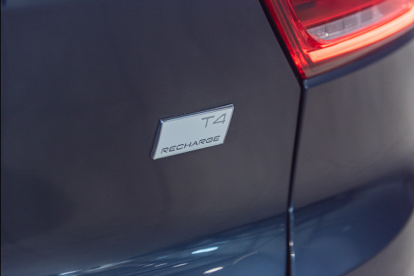 Volvo XC40 T4 Aut. Plug-in Hybrid Inscription Panoramadak Stoelverwarming Parkeercamera 211pk