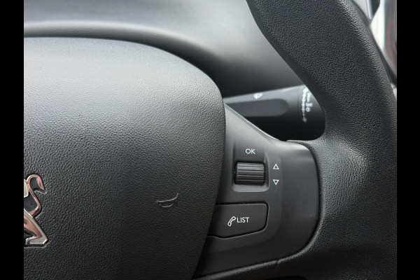 Peugeot 208 1.2 PureTech Blue Lease Cruise Control Navi Parkeersensoren Bluetooth Led Apple Carplay/Android Auto Nap Isofix