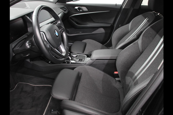 BMW 1-serie 118i Automaat Sportline Business Edition | Navigatie | Cruise control | LED Parkeersensor achter | Navigatie | Apple Carplay/ Android Auto | Lichtmetalen velgen | Digitale Cockpit