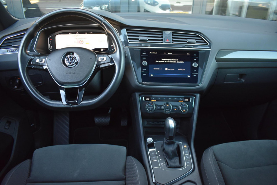 Volkswagen Tiguan 1.5 TSI ACT R-Line | TREKHAAK | CAMERA | DEALER ONDERHOUDEN | STOELVERWARMING | PANORAMADAK | APPLE CARPLAY