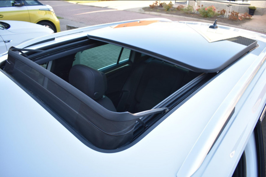 Volkswagen Tiguan 1.5 TSI ACT R-Line | TREKHAAK | CAMERA | DEALER ONDERHOUDEN | STOELVERWARMING | PANORAMADAK | APPLE CARPLAY