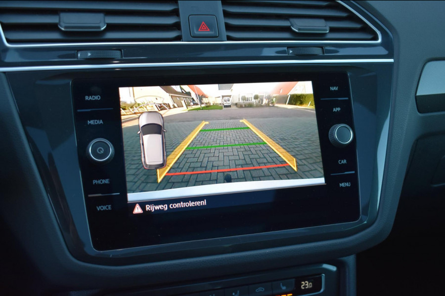 Volkswagen Tiguan 1.5 TSI ACT R-Line | TREKHAAK | CAMERA | DEALER ONDERHOUDEN | STOELVERWARMING | PANORAMADAK | APPLE CARPLAY