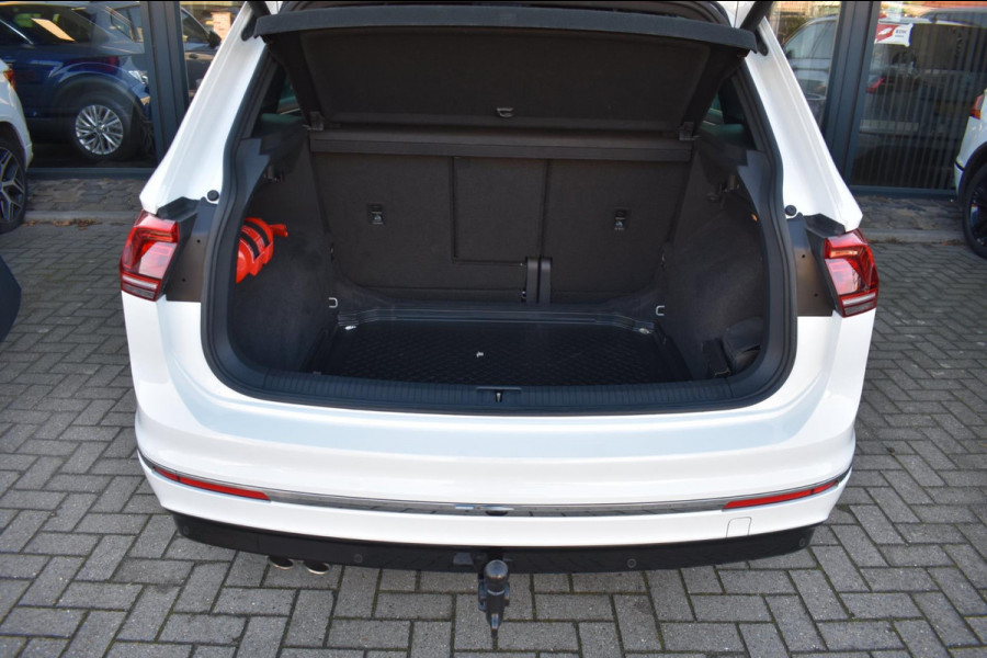 Volkswagen Tiguan 1.5 TSI ACT R-Line | TREKHAAK | CAMERA | DEALER ONDERHOUDEN | STOELVERWARMING | PANORAMADAK | APPLE CARPLAY
