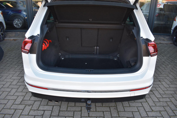 Volkswagen Tiguan 1.5 TSI ACT R-Line | TREKHAAK | CAMERA | DEALER ONDERHOUDEN | STOELVERWARMING | PANORAMADAK | APPLE CARPLAY