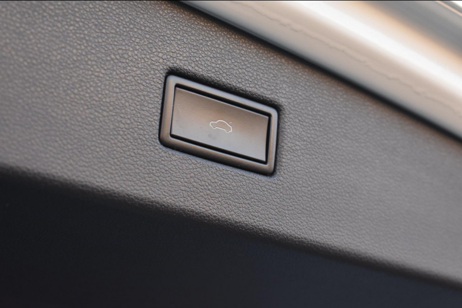 Volkswagen Tiguan 1.5 TSI ACT R-Line | TREKHAAK | CAMERA | DEALER ONDERHOUDEN | STOELVERWARMING | PANORAMADAK | APPLE CARPLAY