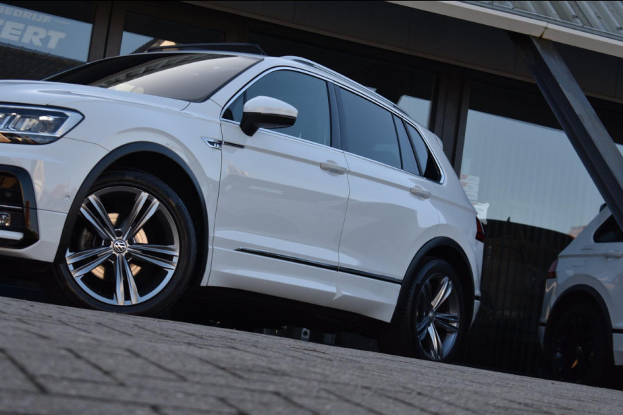 Volkswagen Tiguan 1.5 TSI ACT R-Line | TREKHAAK | CAMERA | DEALER ONDERHOUDEN | STOELVERWARMING | PANORAMADAK | APPLE CARPLAY