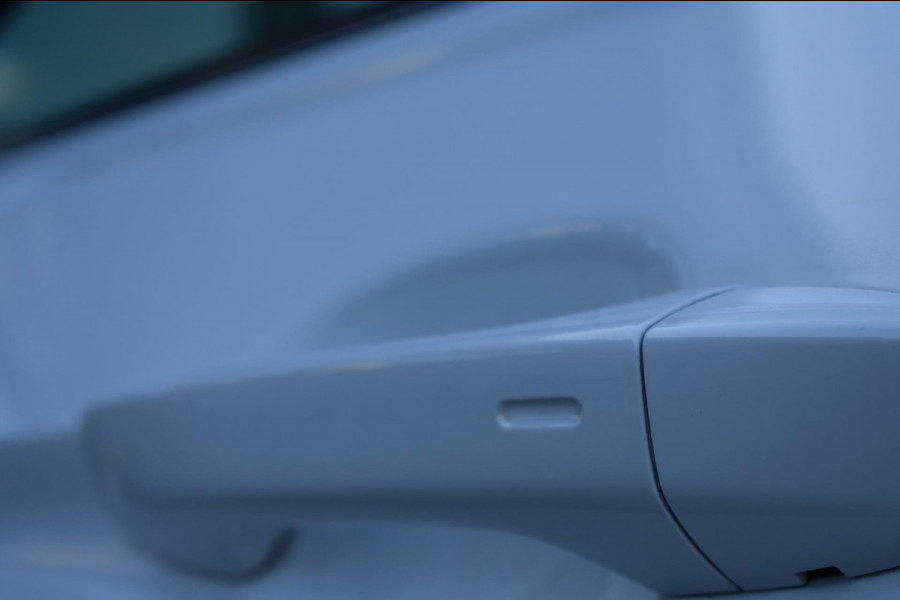 Volkswagen Tiguan 1.5 TSI ACT R-Line | TREKHAAK | CAMERA | DEALER ONDERHOUDEN | STOELVERWARMING | PANORAMADAK | APPLE CARPLAY