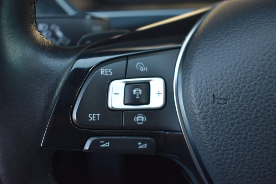 Volkswagen Tiguan 1.5 TSI ACT R-Line | TREKHAAK | CAMERA | DEALER ONDERHOUDEN | STOELVERWARMING | PANORAMADAK | APPLE CARPLAY