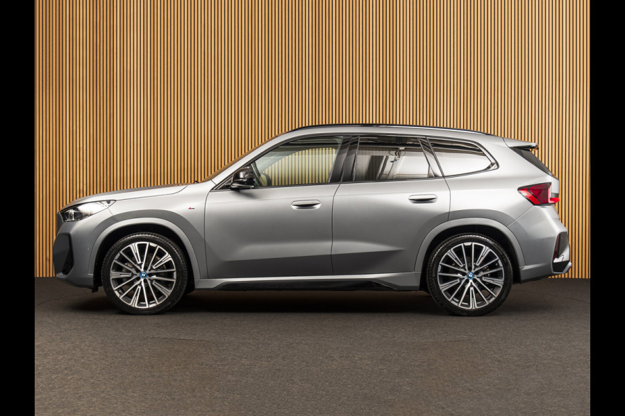 BMW iX1 xDrive30 Launch Edition 67 kWh MSPORT-PANO-H&K-HUD