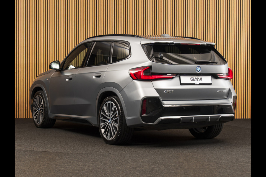 BMW iX1 xDrive30 Launch Edition 67 kWh MSPORT-PANO-H&K-HUD