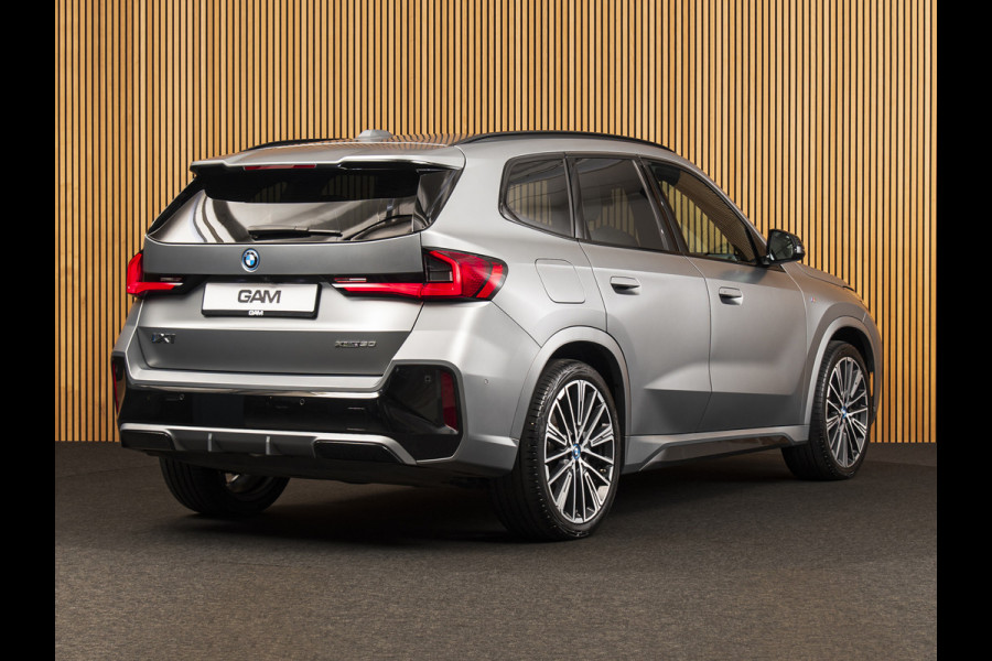 BMW iX1 xDrive30 Launch Edition 67 kWh MSPORT-PANO-H&K-HUD