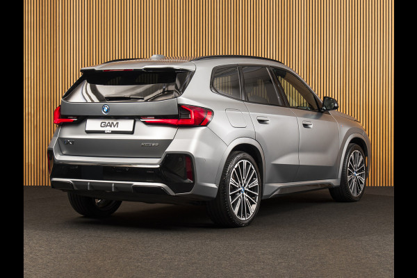 BMW iX1 xDrive30 Launch Edition 67 kWh MSPORT-PANO-H&K-HUD