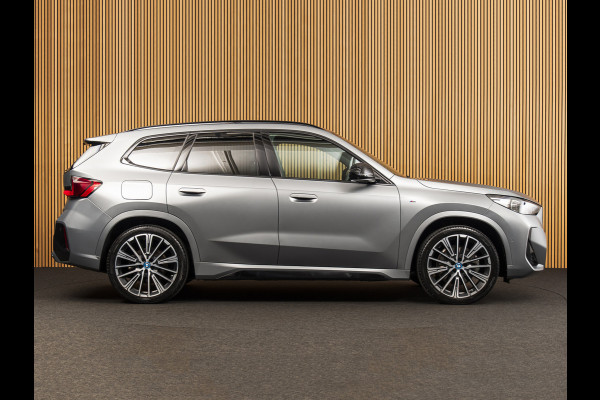 BMW iX1 xDrive30 Launch Edition 67 kWh MSPORT-PANO-H&K-HUD