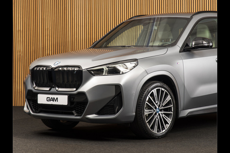 BMW iX1 xDrive30 Launch Edition 67 kWh MSPORT-PANO-H&K-HUD