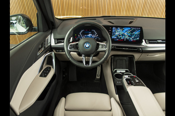 BMW iX1 xDrive30 Launch Edition 67 kWh MSPORT-PANO-H&K-HUD