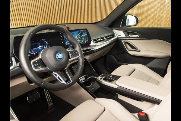 BMW iX1 xDrive30 Launch Edition 67 kWh MSPORT-PANO-H&K-HUD