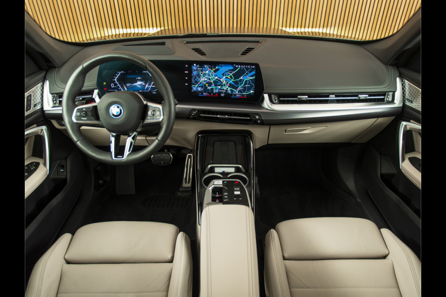 BMW iX1 xDrive30 Launch Edition 67 kWh MSPORT-PANO-H&K-HUD