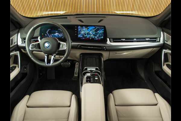 BMW iX1 xDrive30 Launch Edition 67 kWh MSPORT-PANO-H&K-HUD