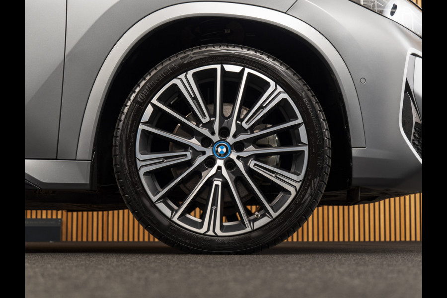 BMW iX1 xDrive30 Launch Edition 67 kWh MSPORT-PANO-H&K-HUD