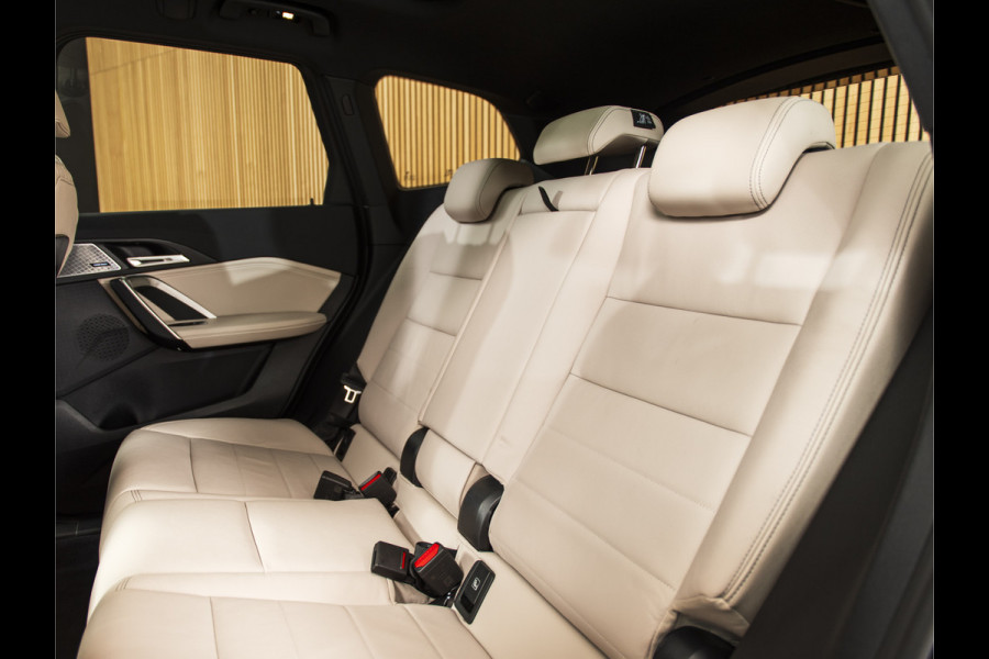 BMW iX1 xDrive30 Launch Edition 67 kWh MSPORT-PANO-H&K-HUD