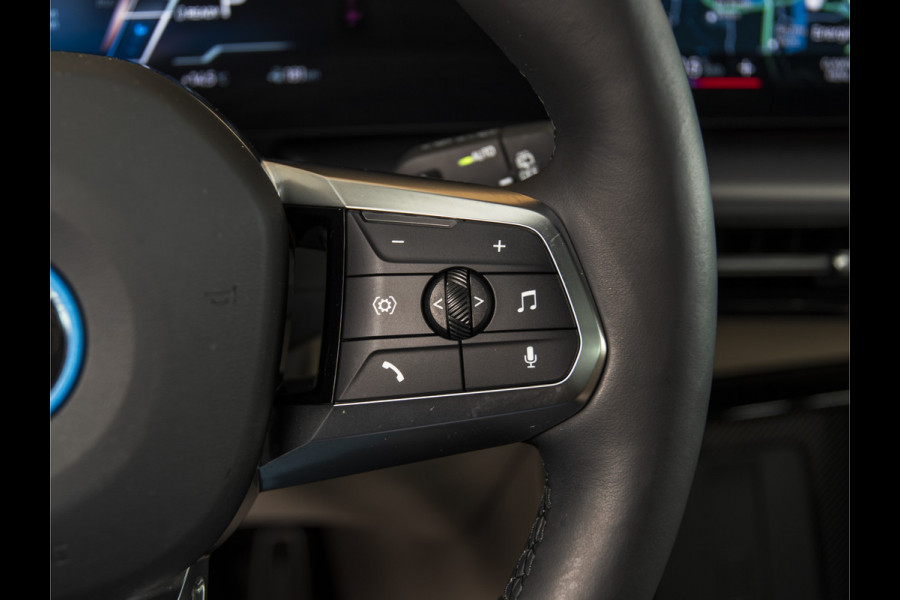 BMW iX1 xDrive30 Launch Edition 67 kWh MSPORT-PANO-H&K-HUD